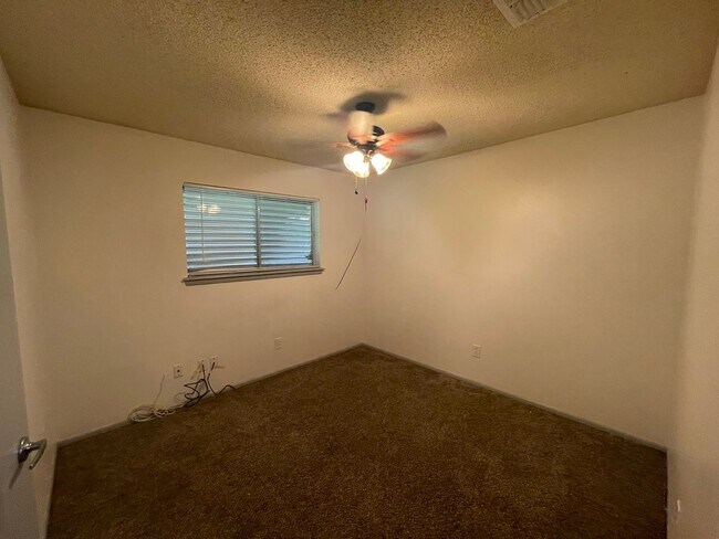 Building Photo - This spacious 3-bedroom, 2-bathroom apartment