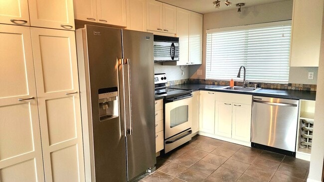 Building Photo - Lovely Oak Harbor Living and Pet Friendly!!