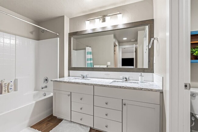 Building Photo - 16730 Suffolk Ave