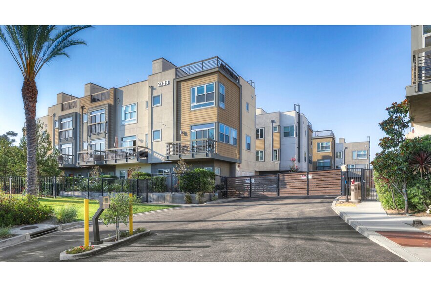 Building Photo - 2753 Waverly Dr