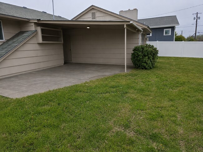 Building Photo - Newly Renovated 3 Bedroom Home with Bonus Family Room