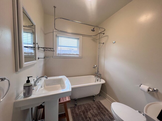 Building Photo - $500 MOVE IN SPECIAL!!! Fully Updated Home in San Leandro Available for Rent!!