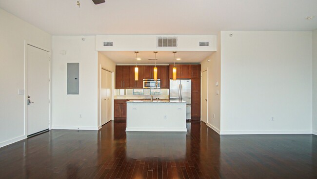 Building Photo - Gorgeous Apartment in Arthouse!