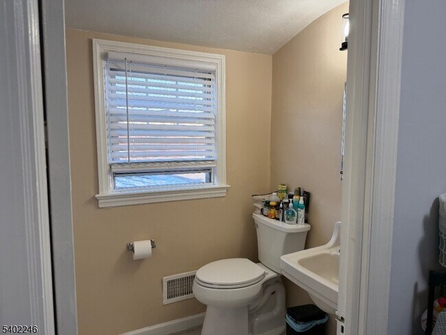 Building Photo - 8 Rowe Pl