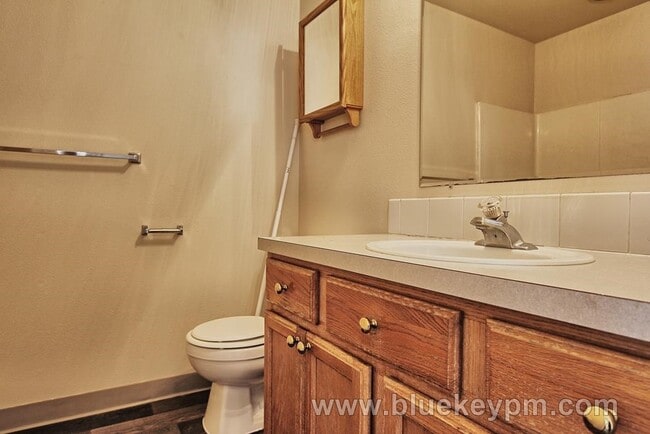 Building Photo - 3 Bed, 1.5 Bath Duplex in Hazel Dell Close to Bus Lines and Shopping