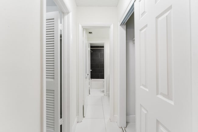 Building Photo - 606 NW 13th St