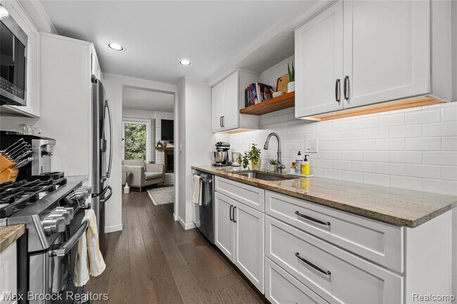 Building Photo - 704 Oakbrook Ridge Dr