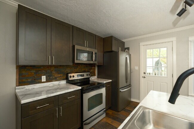 Building Photo - Welcome to 204 Oakland!