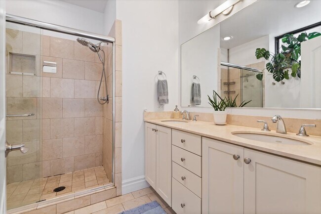 Building Photo - 1048 W Lawrence Ave