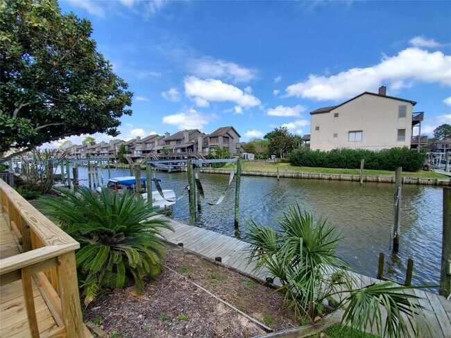 Building Photo - 18321 Sandy Cove