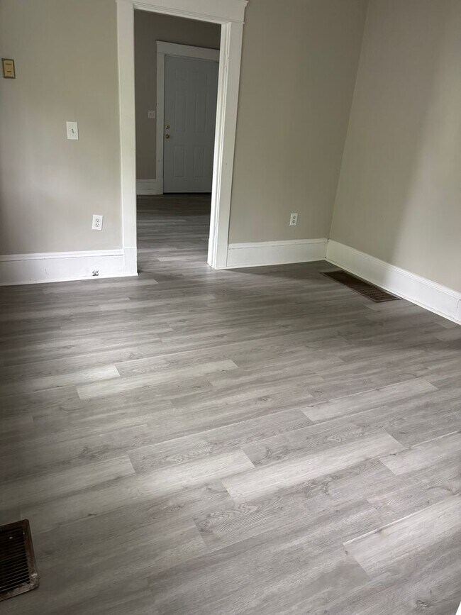 Building Photo - Section 8 & Eden Welcomed! 3 Bedroom home ...