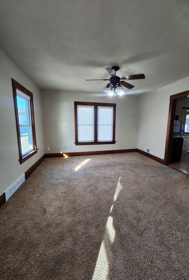 Building Photo - Spacious 3 Bedroom 1.5 Bathroom Home
