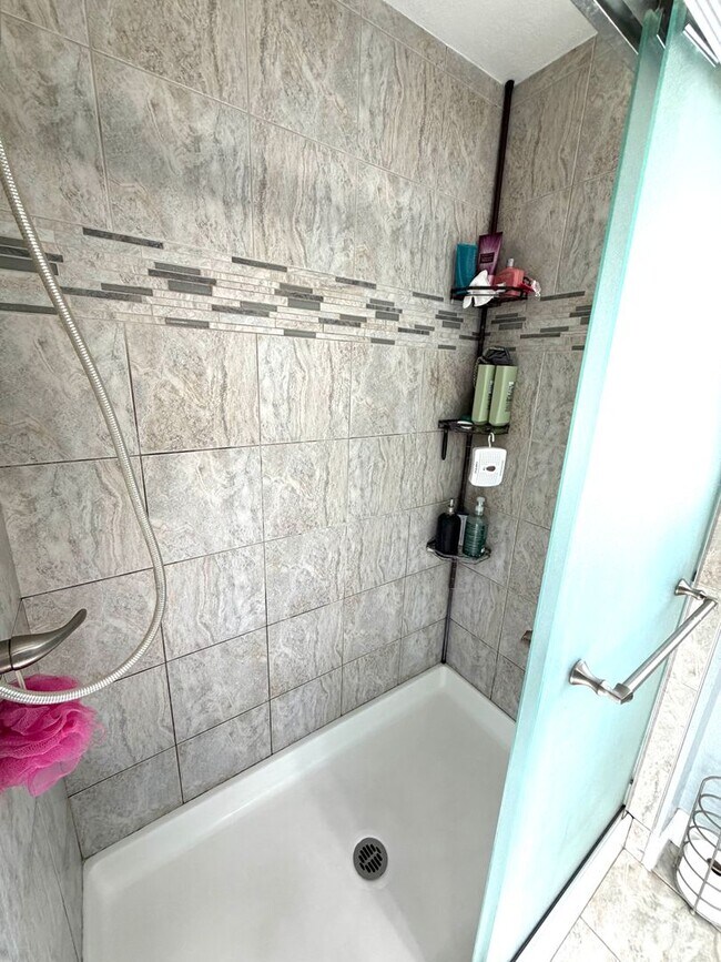 Building Photo - Desirable Home in Lincoln Village – A must see!