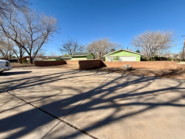 Building Photo - Beautifully Remodeled Three Bedroom Home on 2 Acres with Horse Privileges in Hurricane