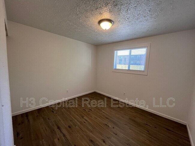 Building Photo - 892 Haller St