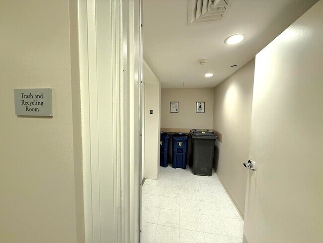 Building Photo - Elegant Back Bay Living in Full-Service La...