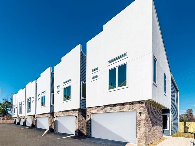 Primary Photo - 2531 Hollister St