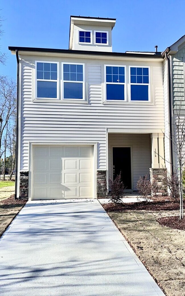 Building Photo - Bed 2.5 Bath End Unit Townhome In a Prime Location!!