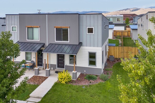 Building Photo - 3 Bed 2.5 Bath Townhome With Garage | $2,6...
