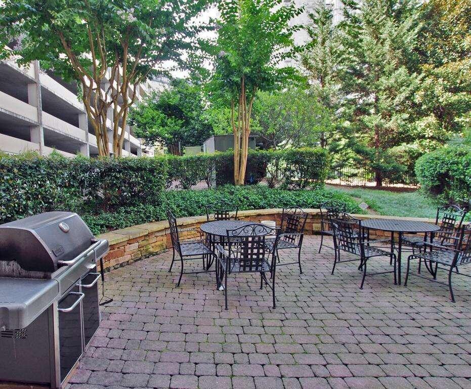 grill and seating at outdoor pool - 1101 Juniper St NE