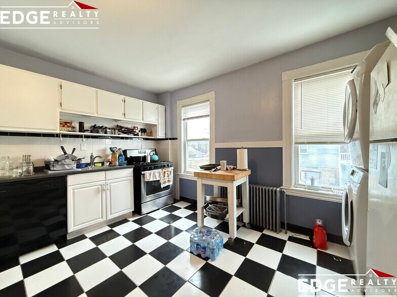 Building Photo - 223 Parsons St