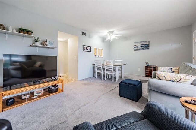 Building Photo - 2042 Australia Way W