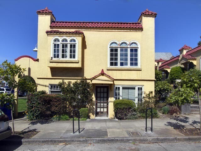 Building Photo - 3087 SE Ankeny St