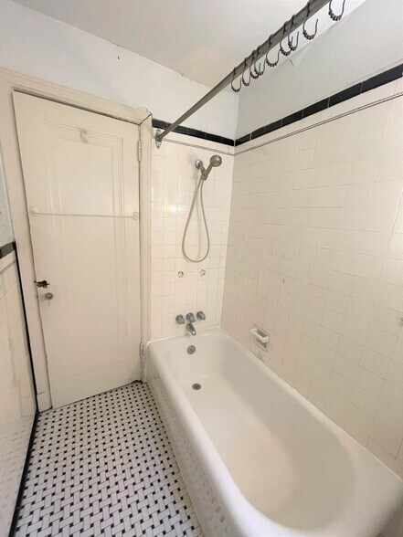 Building Photo - 1405 Severn St