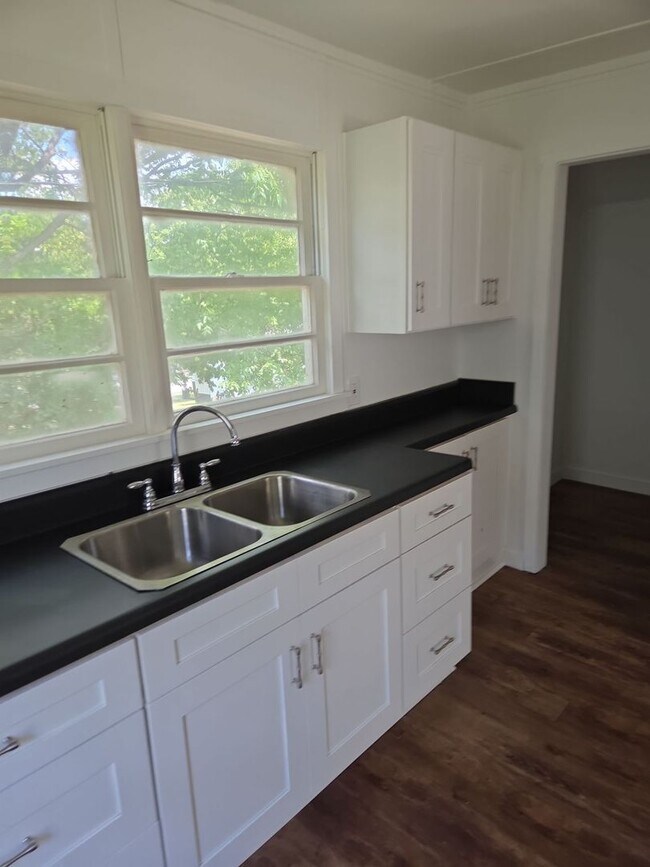 Building Photo - 204 Thomas Ln
