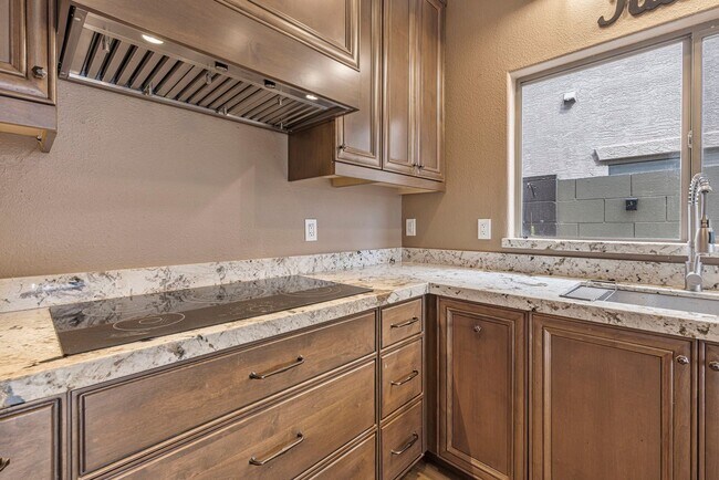 Building Photo - Lovely 3 bed / 2.5 bath Home in the Power ...