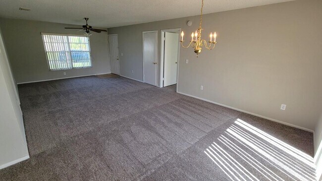 Building Photo - 985 Hickory Ct