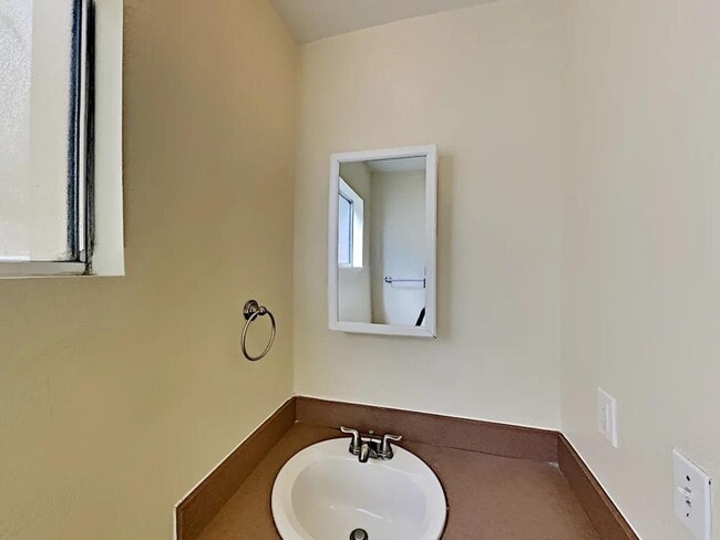 Building Photo - 121 E 67th Way