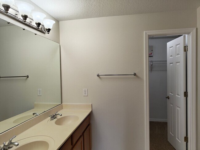 Building Photo - Three Bedroom Townhome at Cypress Lakes in Kissimmee