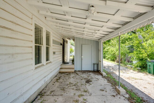 Building Photo - 5000 Lynndale Dr