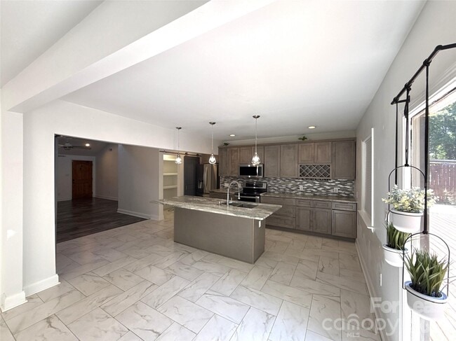 Building Photo - 6814 Pence Rd