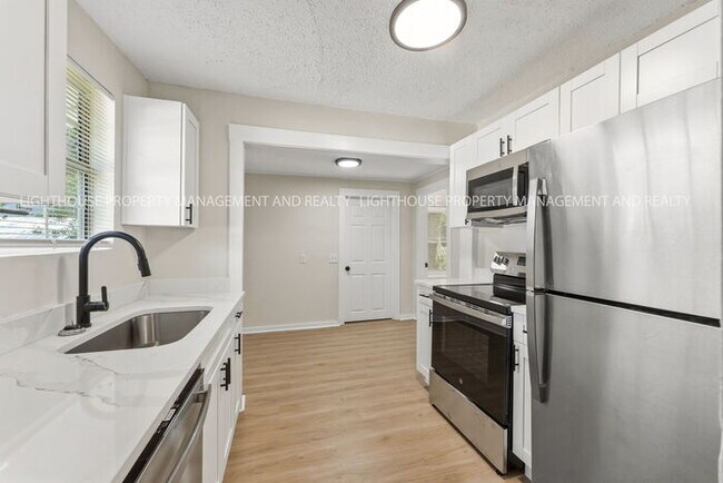 Building Photo - Newly Renovated 3 Bedroom Home With Modern Kitchen