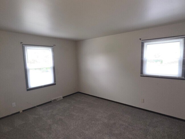 Building Photo - 3 bedroom Franklin Townhome