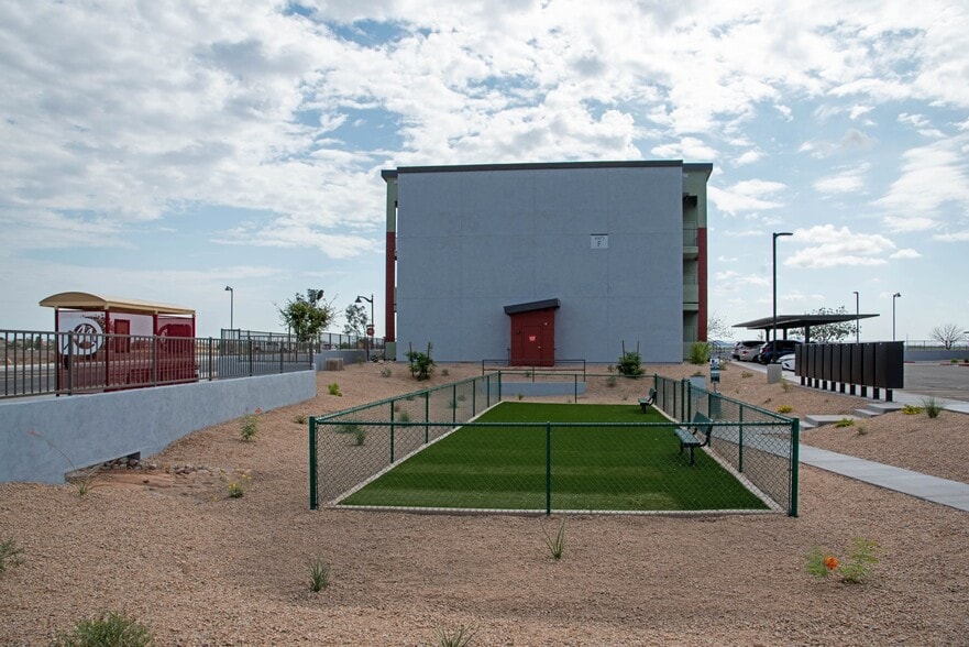 Building Photo - Oasis at the Wells