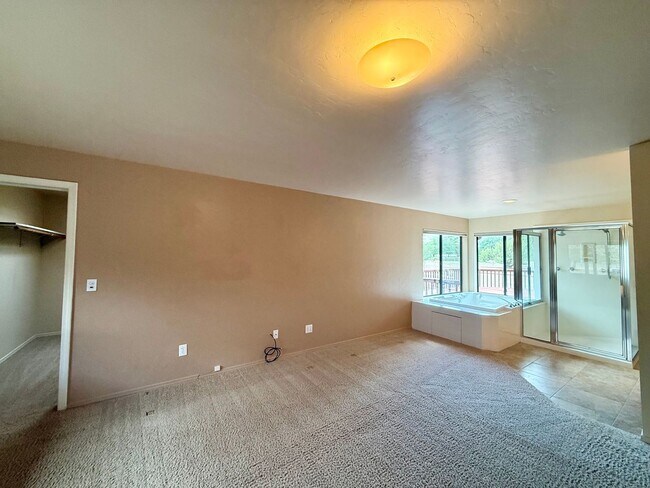 Building Photo - Custom home on 3 acres in Williamson Valley