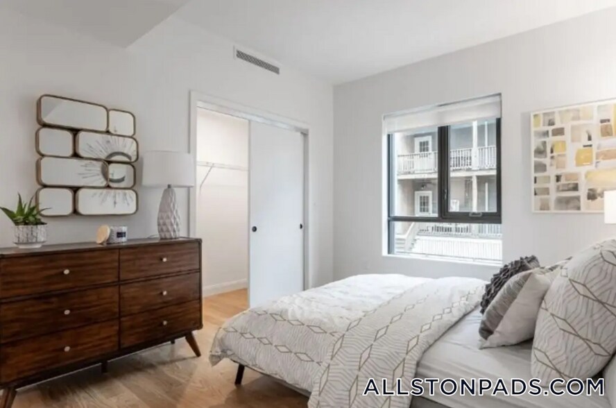 Building Photo - 83 Gardner St