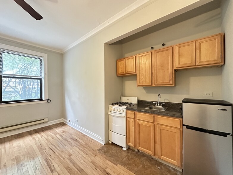 Building Photo - 4349 N Damen Ave