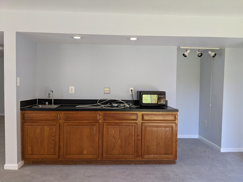 Wet bar - 3985 Pearlberry Ct