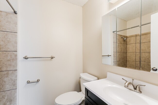 Building Photo - Great 3 Bedroom