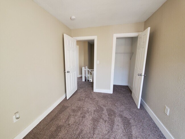 Building Photo - Large 4 Bedroom House in Moline