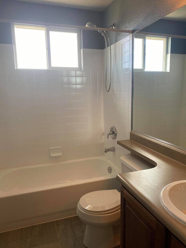 Building Photo - 4 bedroom - Dewhirst