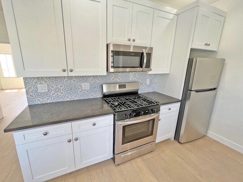 Building Photo - 3919 1/2-31-2 Mont Clair St