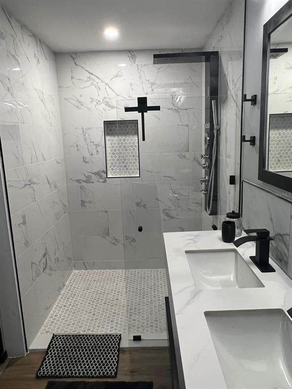 Building Photo - 905 W 11th Ave