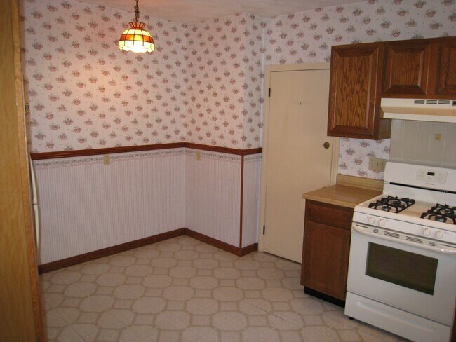 Building Photo - No Brokers Fee, In-Unit Washer and Dryer, Parking Included