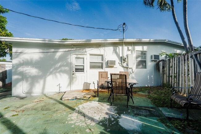 Building Photo - 1560 NE 42nd St