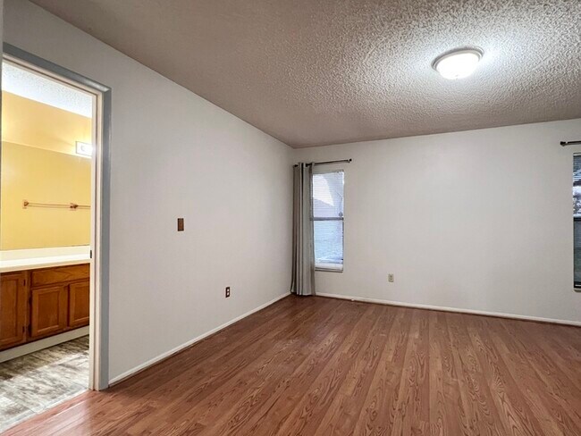 Building Photo - Spacious 3 bedroom 2 bath 2 car garage hom...